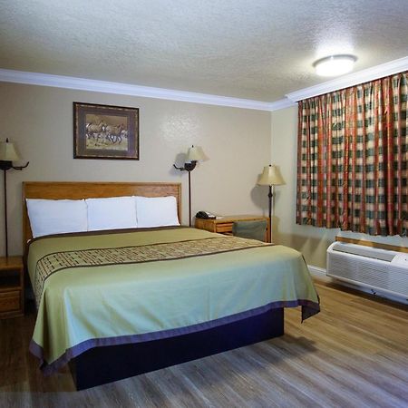 Charm Motel & Suites Burney Bagian luar foto