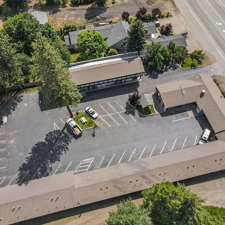 Charm Motel & Suites Burney Bagian luar foto