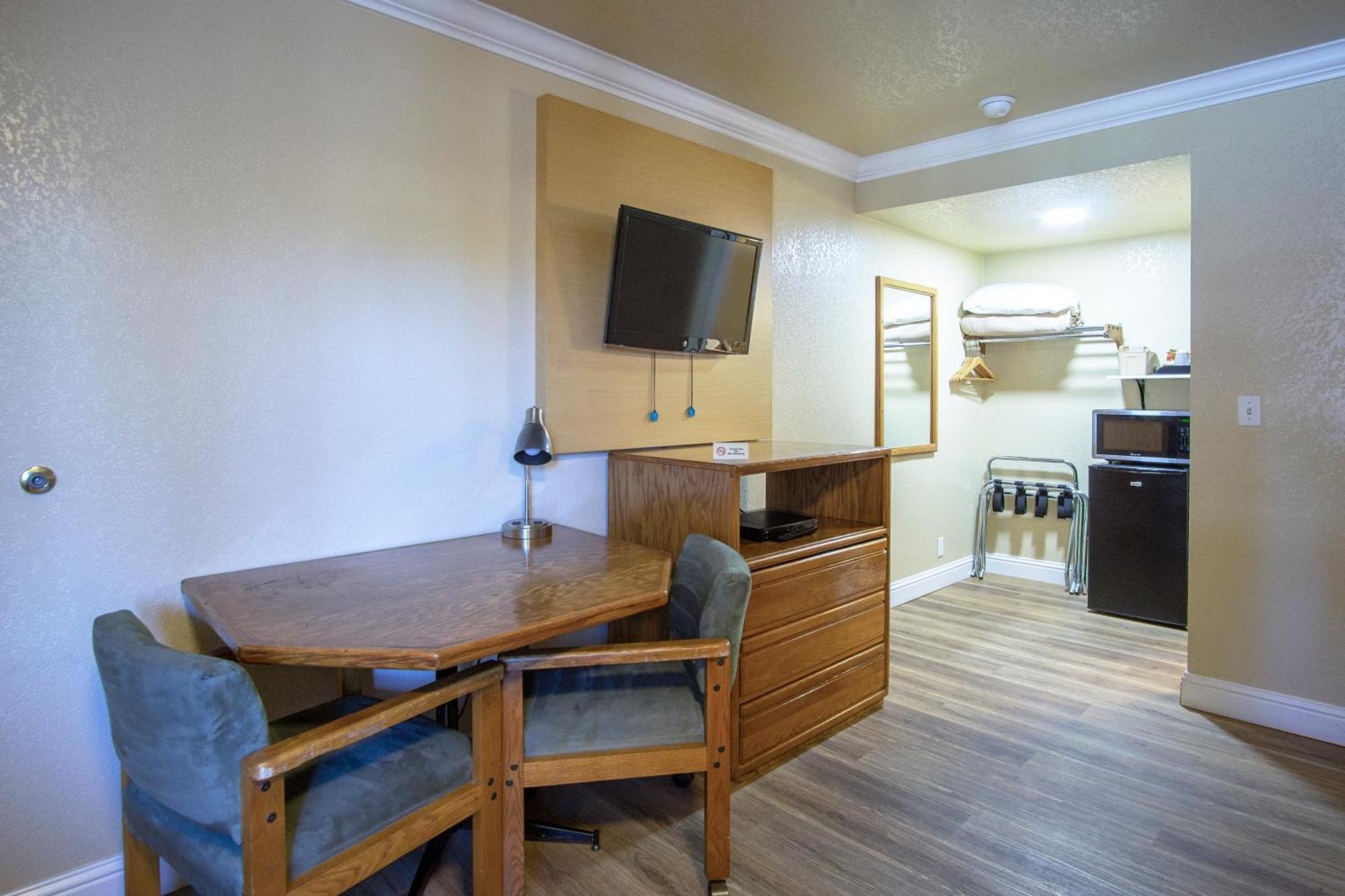Charm Motel & Suites Burney Bagian luar foto