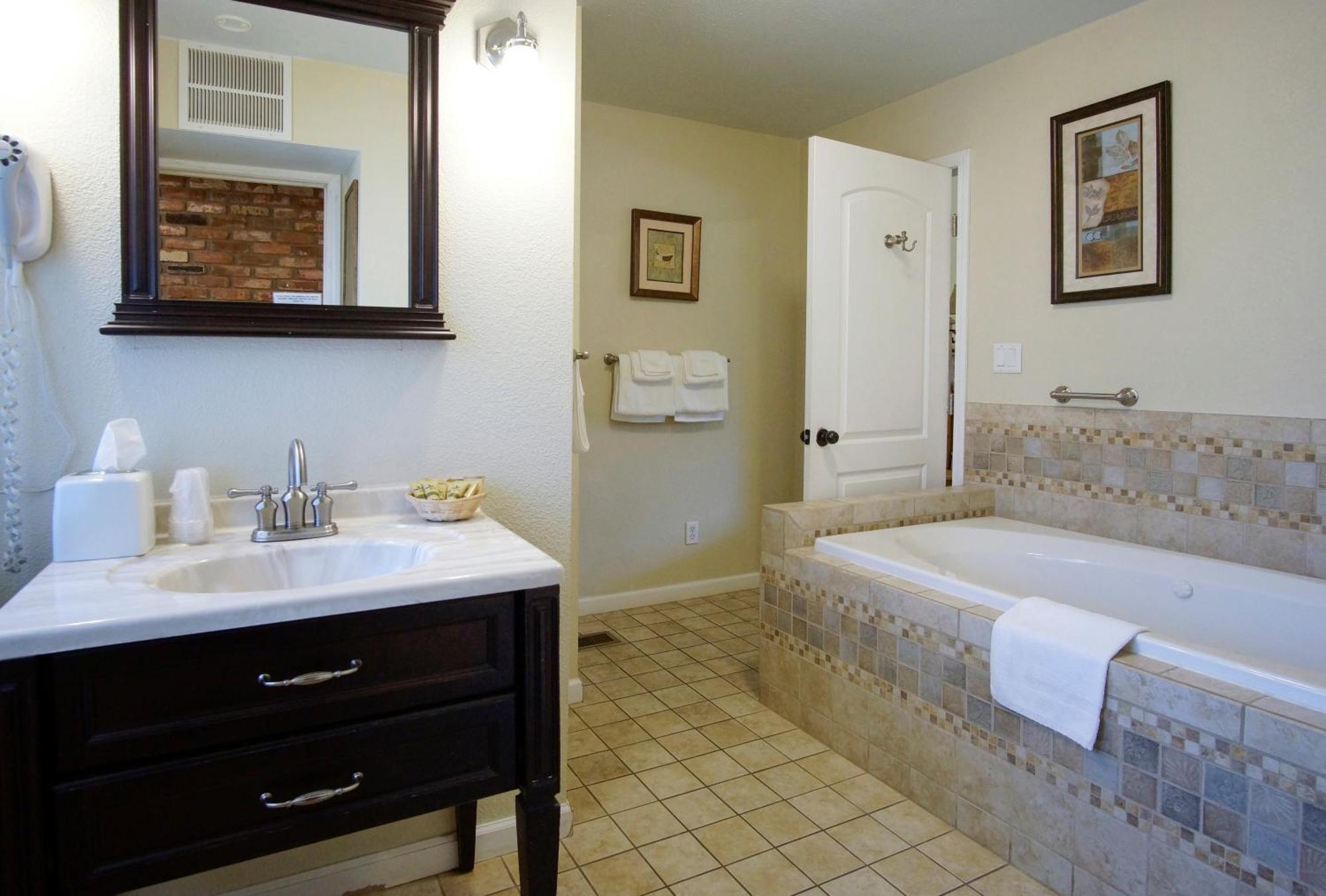 Charm Motel & Suites Burney Bagian luar foto