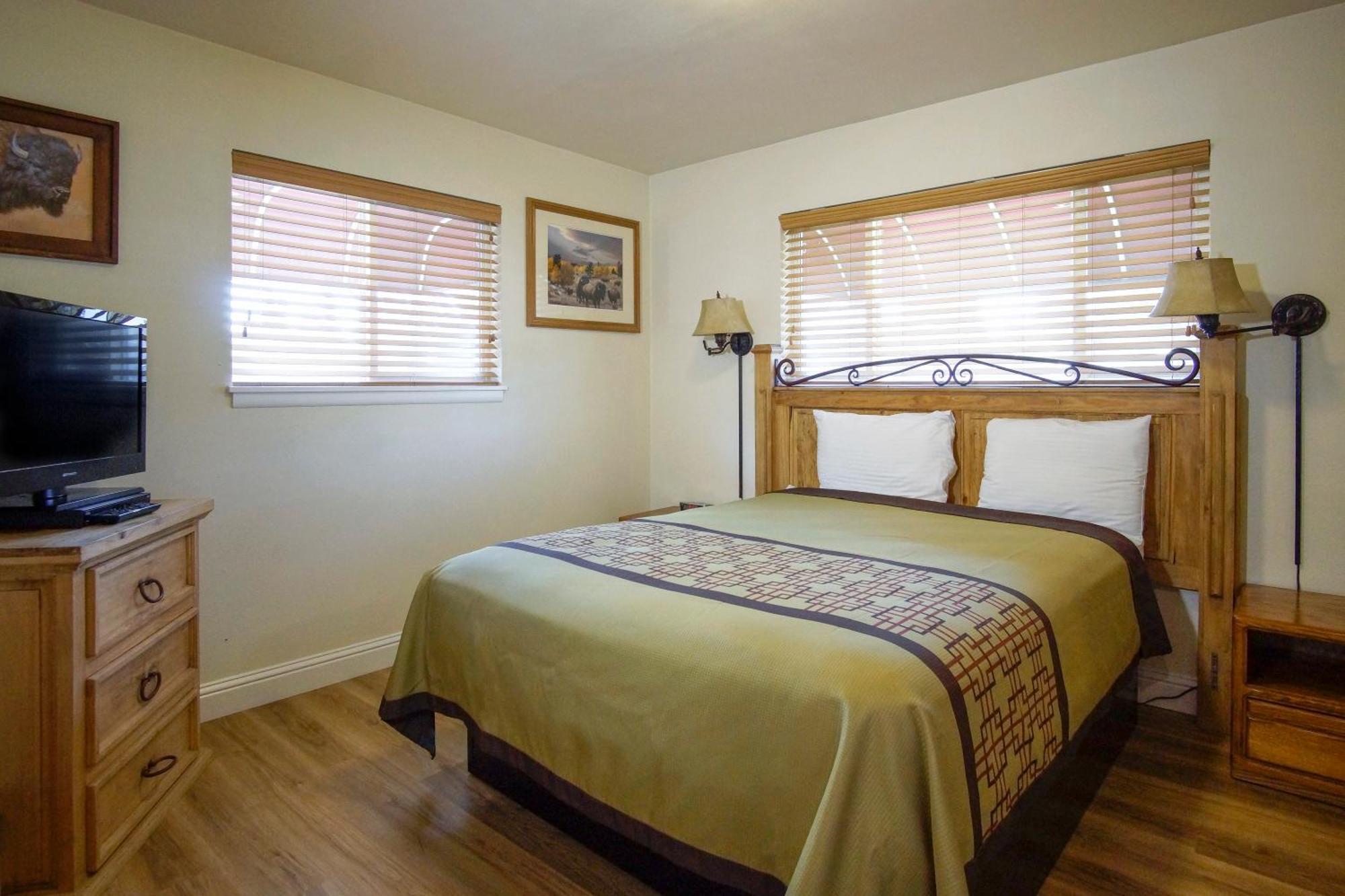 Charm Motel & Suites Burney Bagian luar foto
