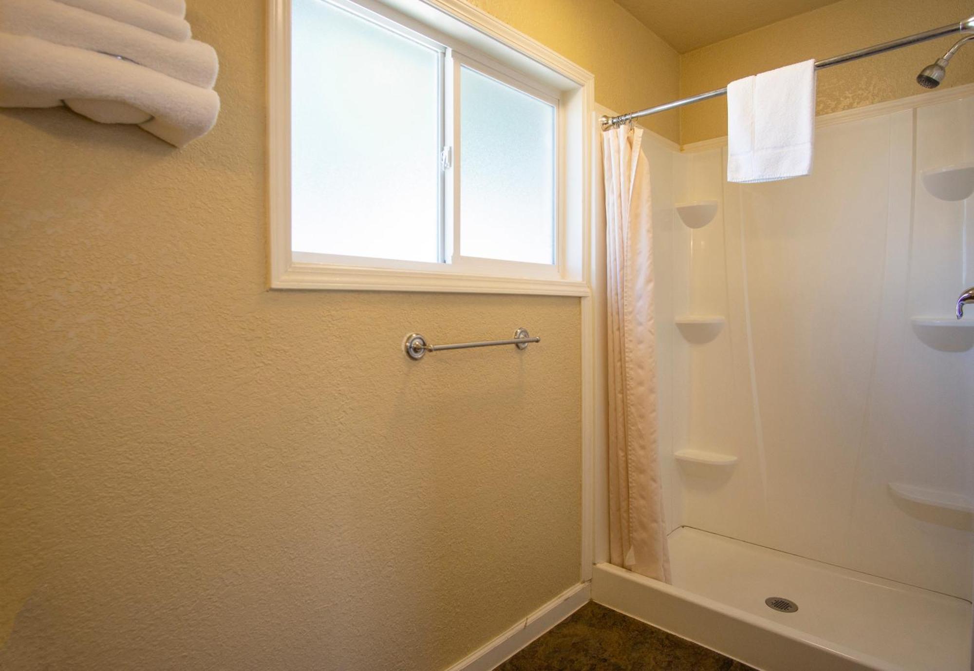 Charm Motel & Suites Burney Bagian luar foto
