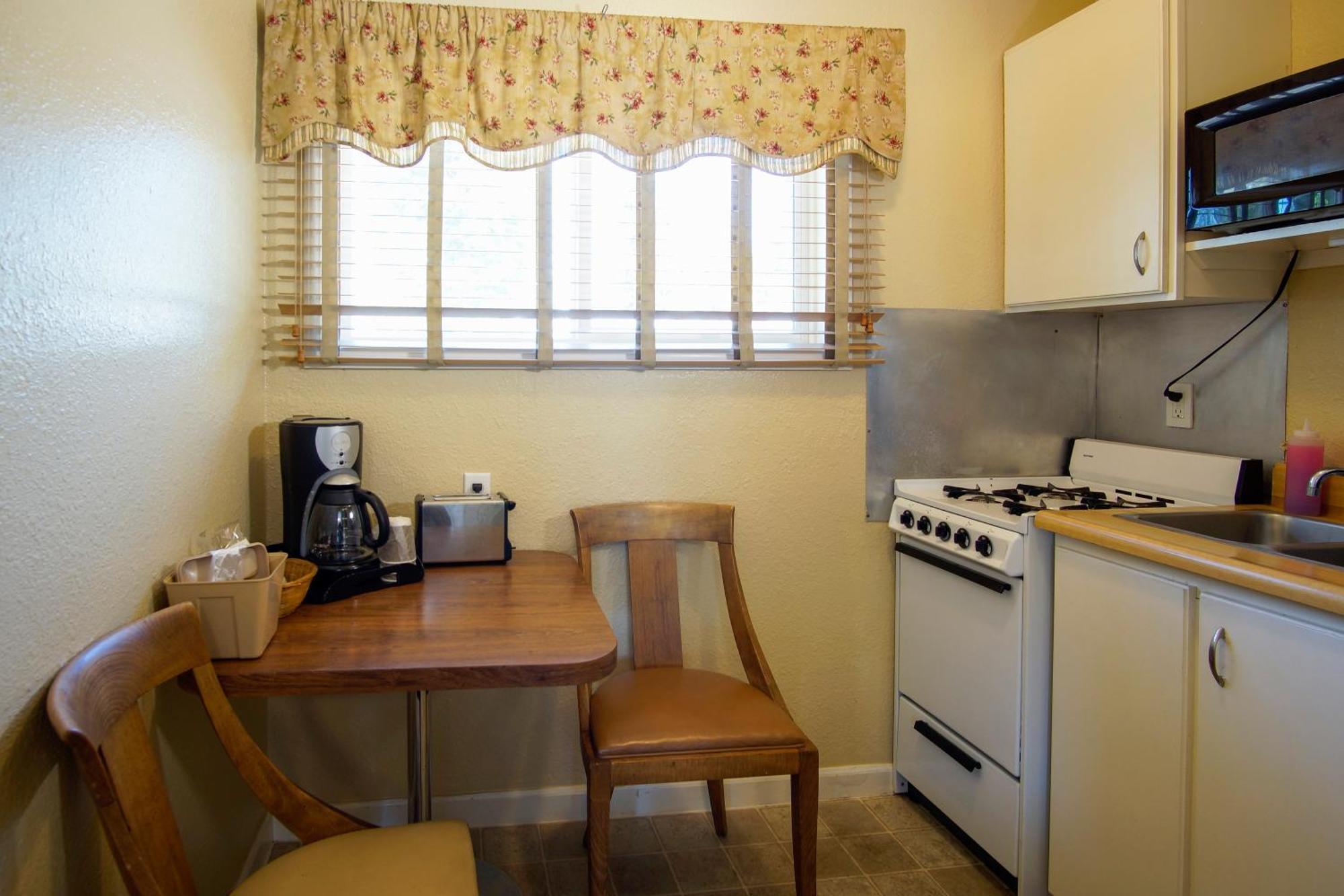 Charm Motel & Suites Burney Bagian luar foto