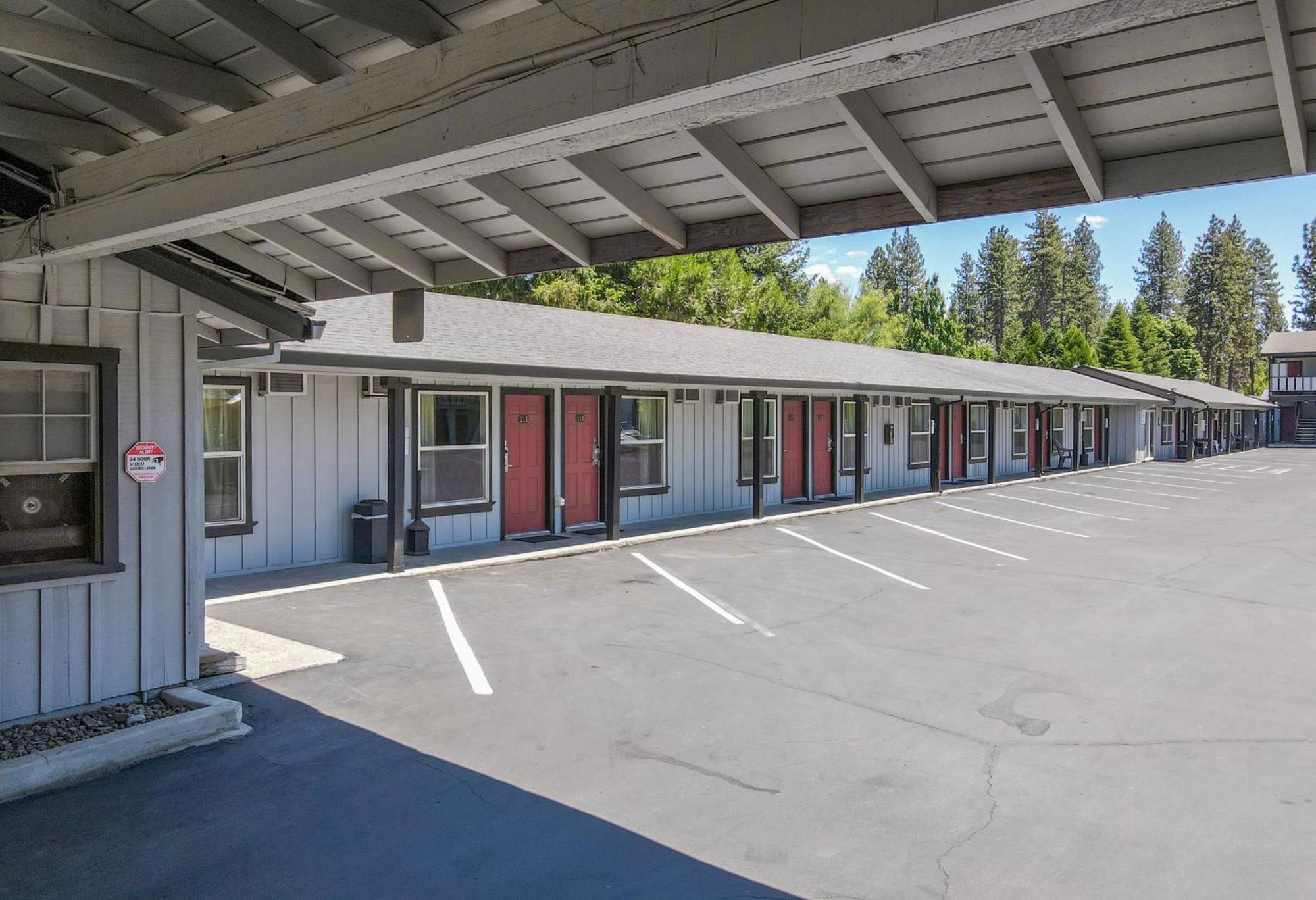 Charm Motel & Suites Burney Bagian luar foto