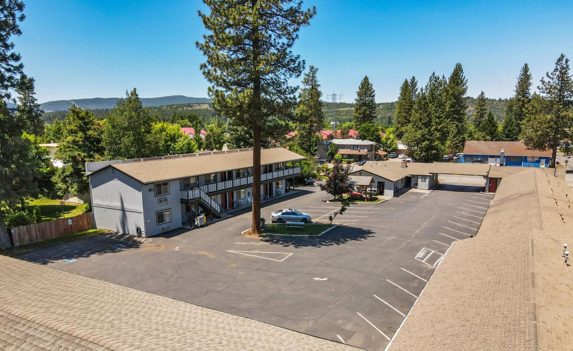 Charm Motel & Suites Burney Bagian luar foto