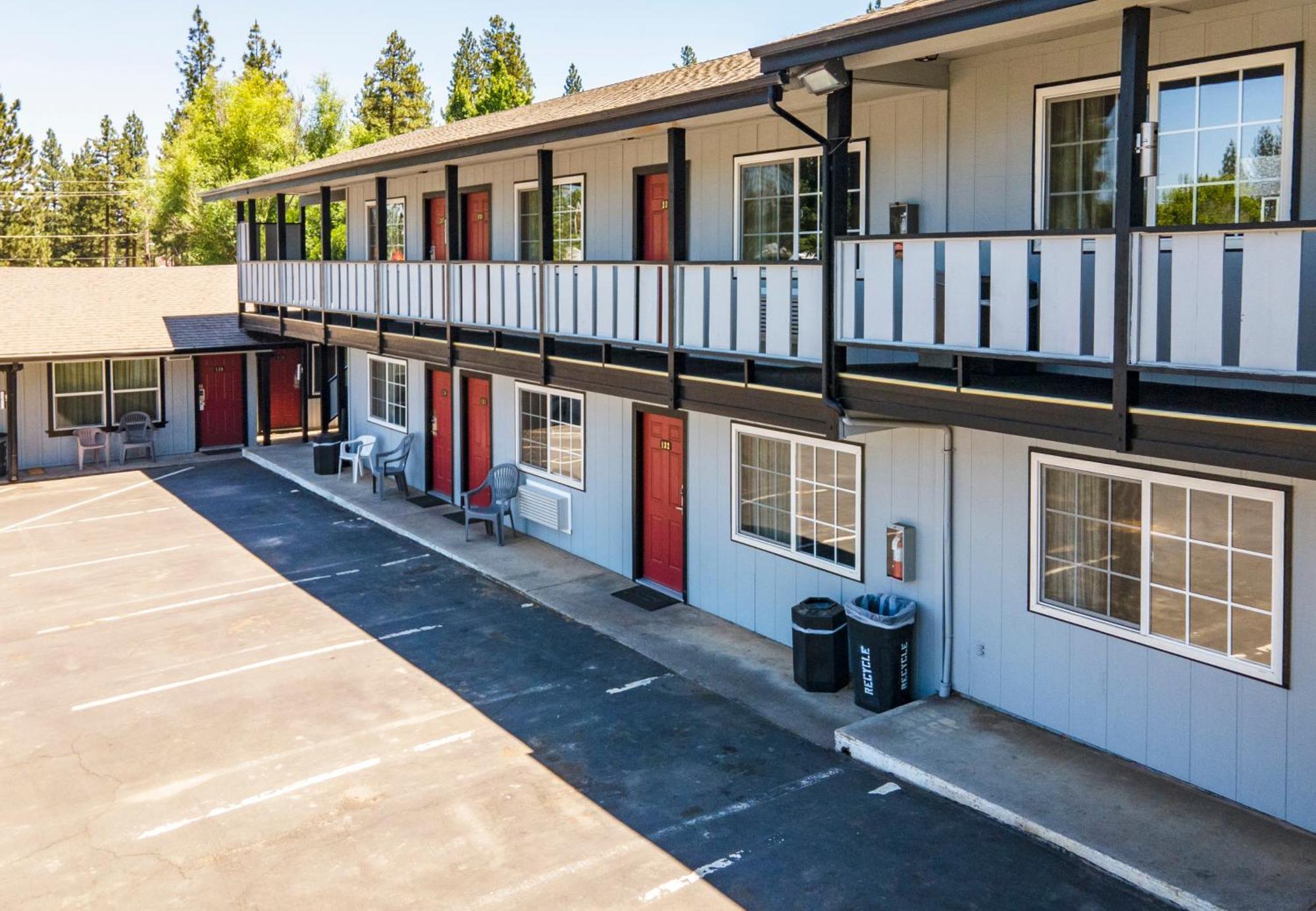 Charm Motel & Suites Burney Bagian luar foto
