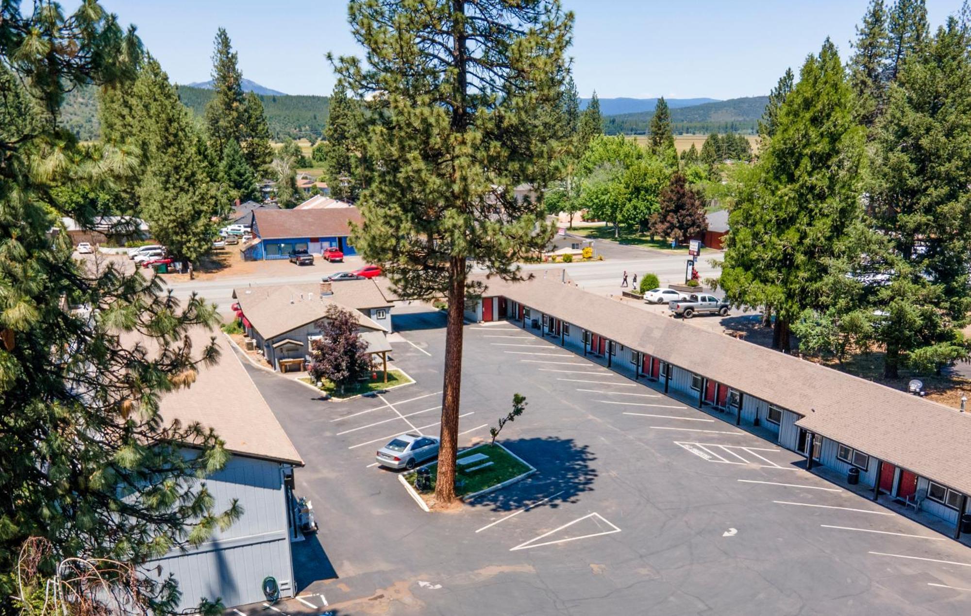 Charm Motel & Suites Burney Bagian luar foto