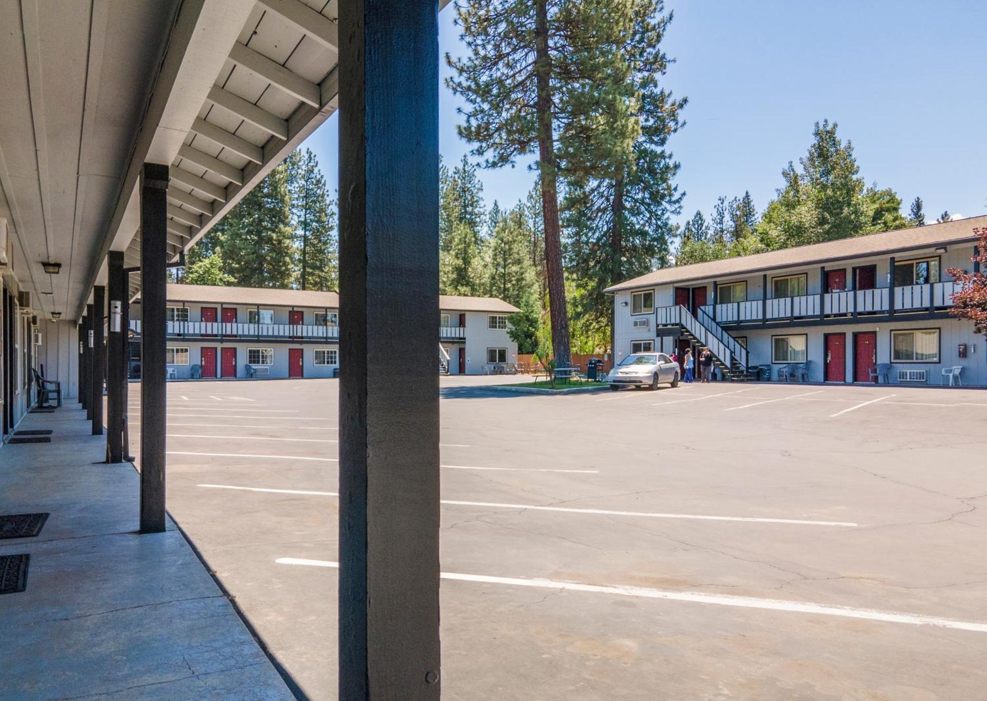 Charm Motel & Suites Burney Bagian luar foto