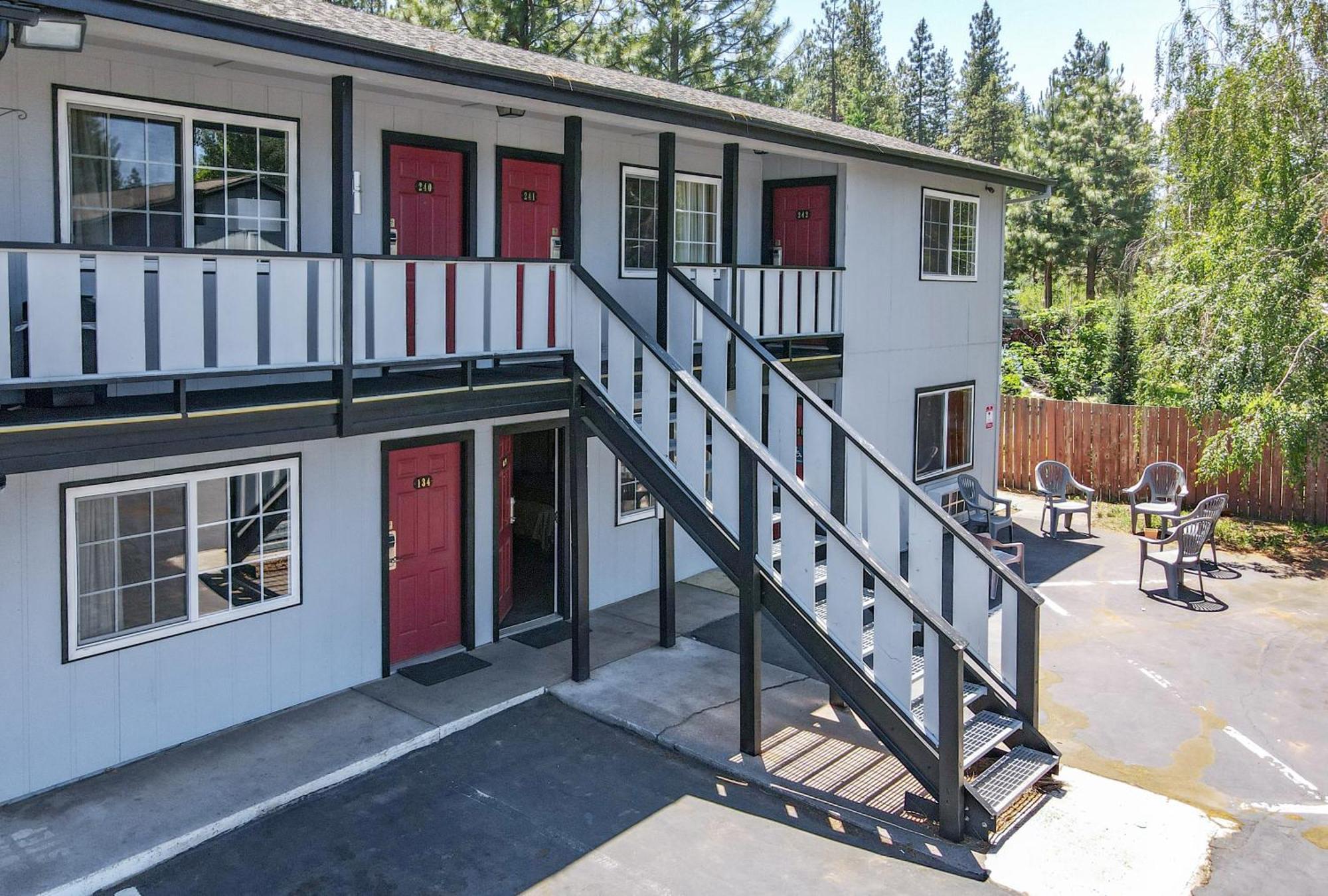 Charm Motel & Suites Burney Bagian luar foto