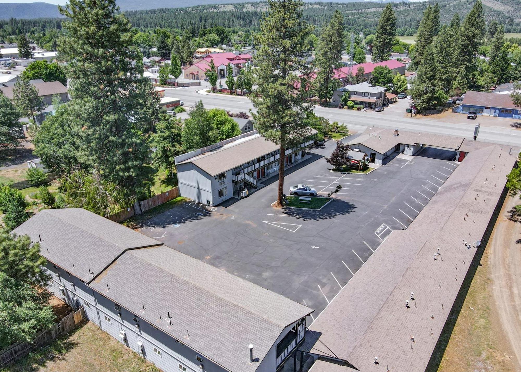 Charm Motel & Suites Burney Bagian luar foto