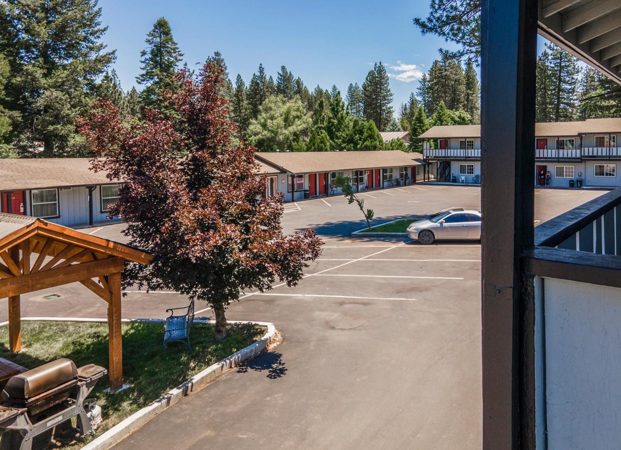 Charm Motel & Suites Burney Bagian luar foto
