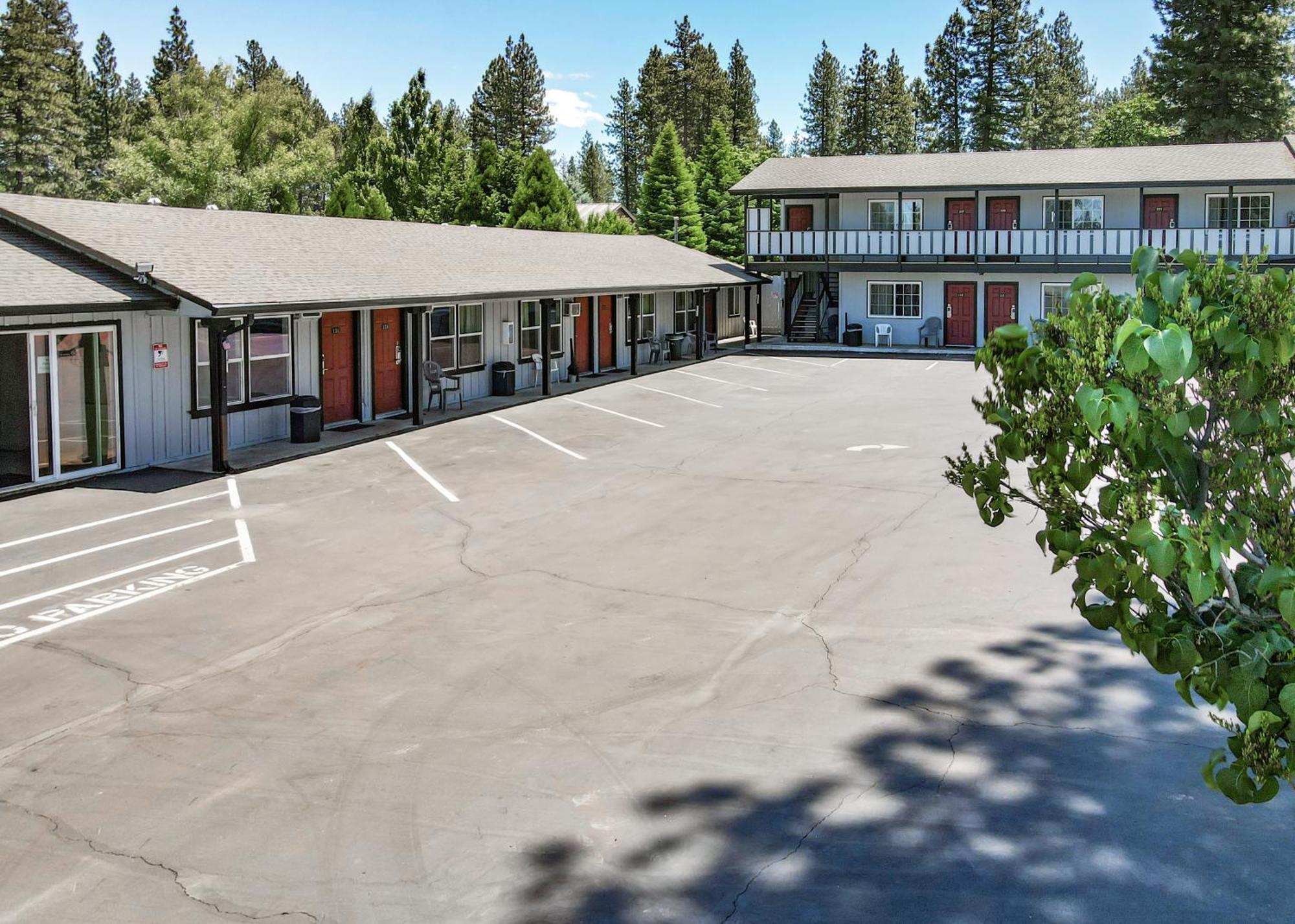 Charm Motel & Suites Burney Bagian luar foto
