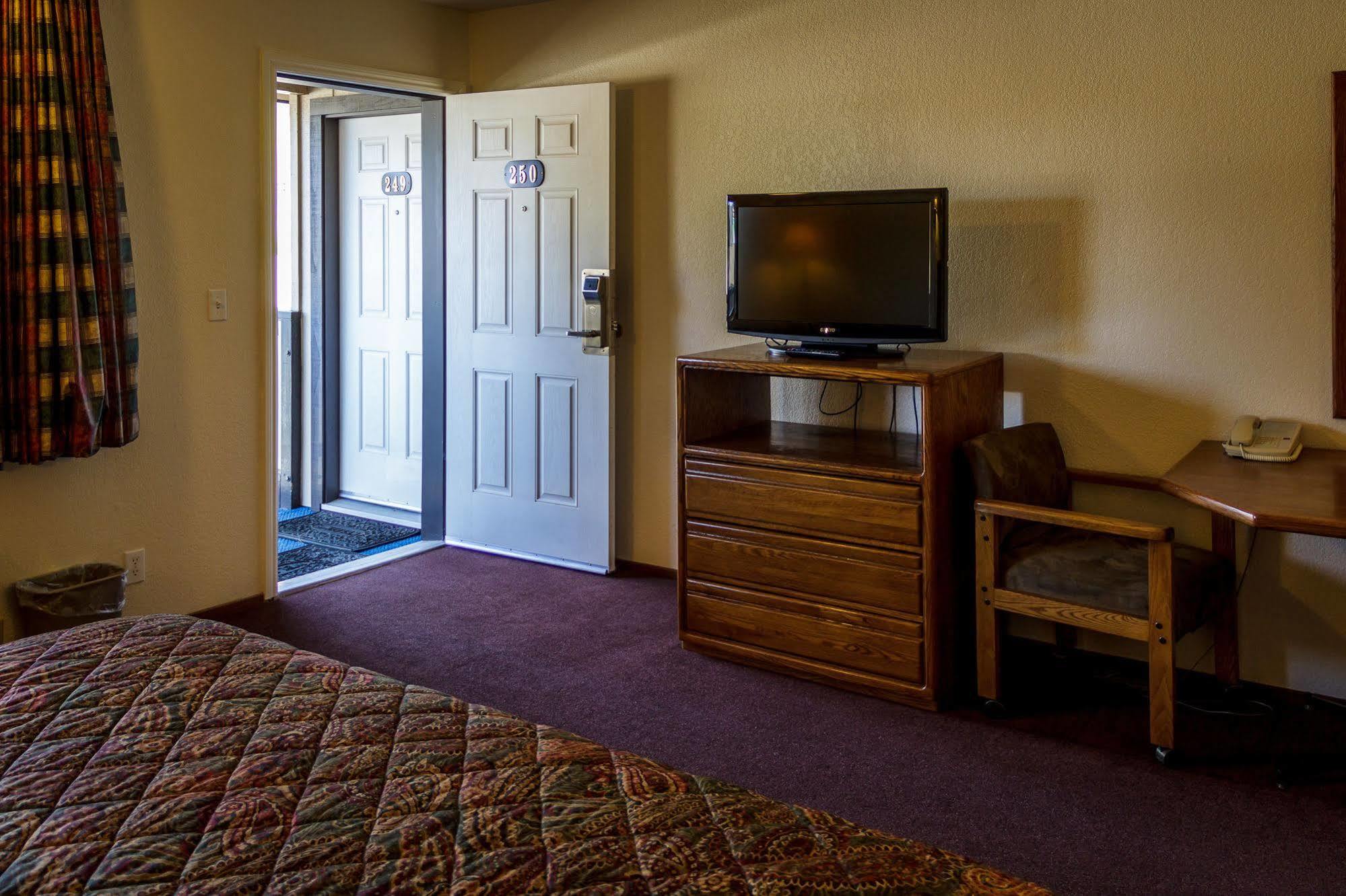 Charm Motel & Suites Burney Bagian luar foto