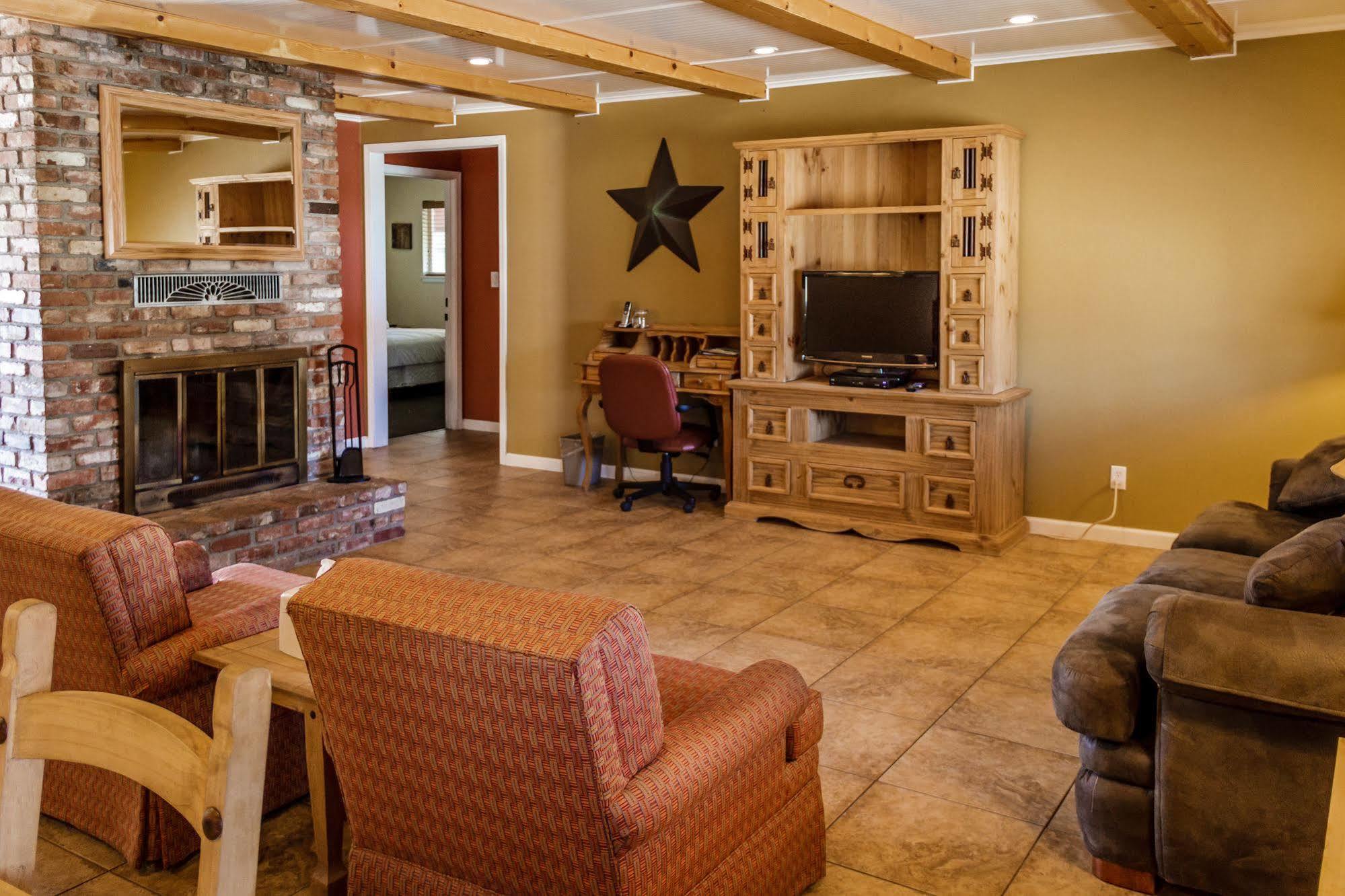 Charm Motel & Suites Burney Bagian luar foto