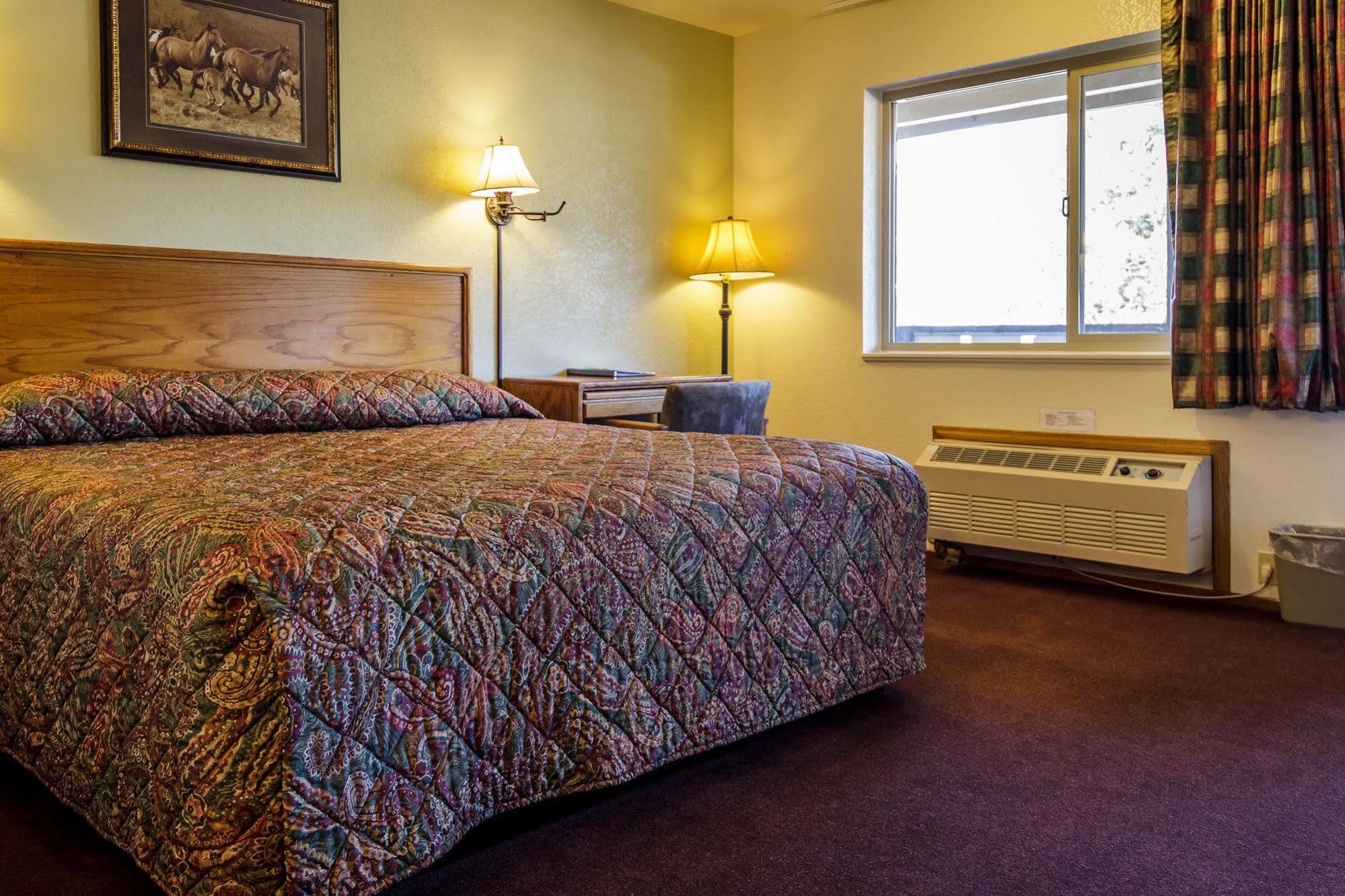 Charm Motel & Suites Burney Bagian luar foto