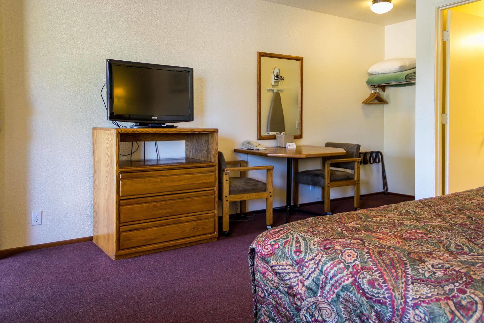 Charm Motel & Suites Burney Bagian luar foto